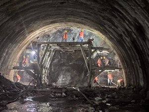5-康略项目承监的梁家山隧道进口掌子面开挖施工中.jpg